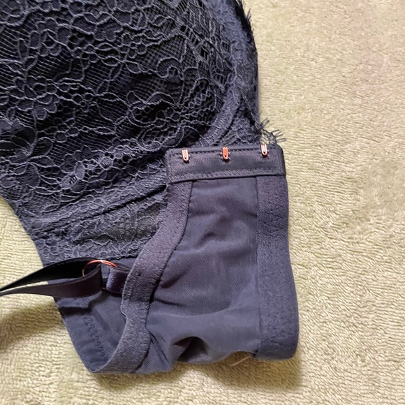 Victoria’s secret bra. Size 40 DD. Colour is dark - Picture 3 of 4